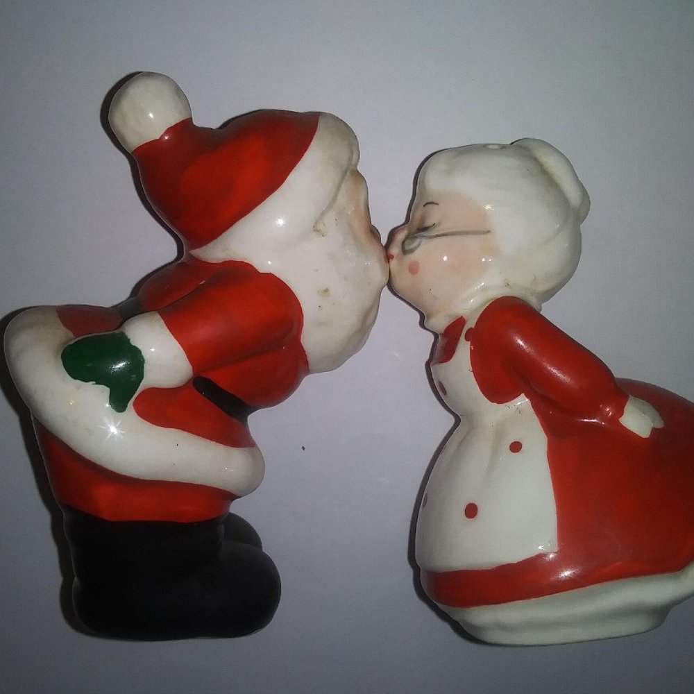 #4 Kissing Claus Salt and Pepper Shakers Set